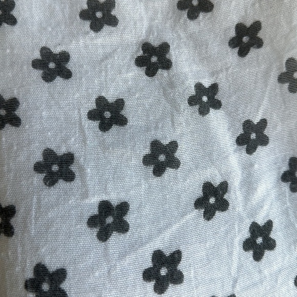 Large white scarf / wrap with gray flowers - Picture 3 of 3
